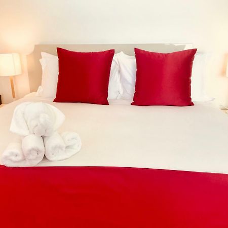 Bealey Plaza Motel Christchurch Exterior foto A bed with a red bed runner