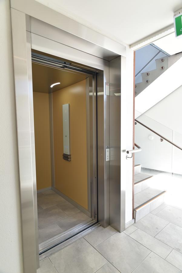 Bealey Plaza Motel Christchurch Exterior foto A door closing on a passenger elevator
