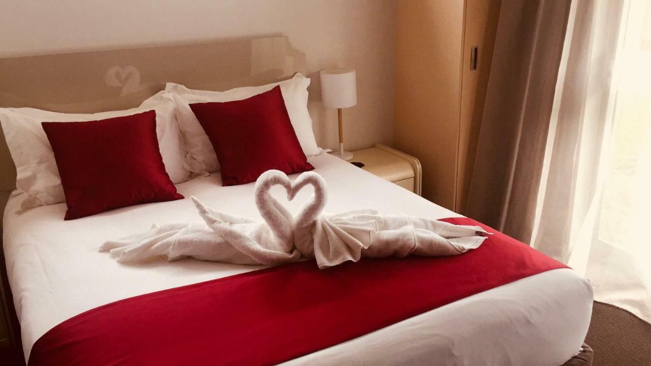 Bealey Plaza Motel Christchurch Exterior foto A bed with a heart-shaped towel