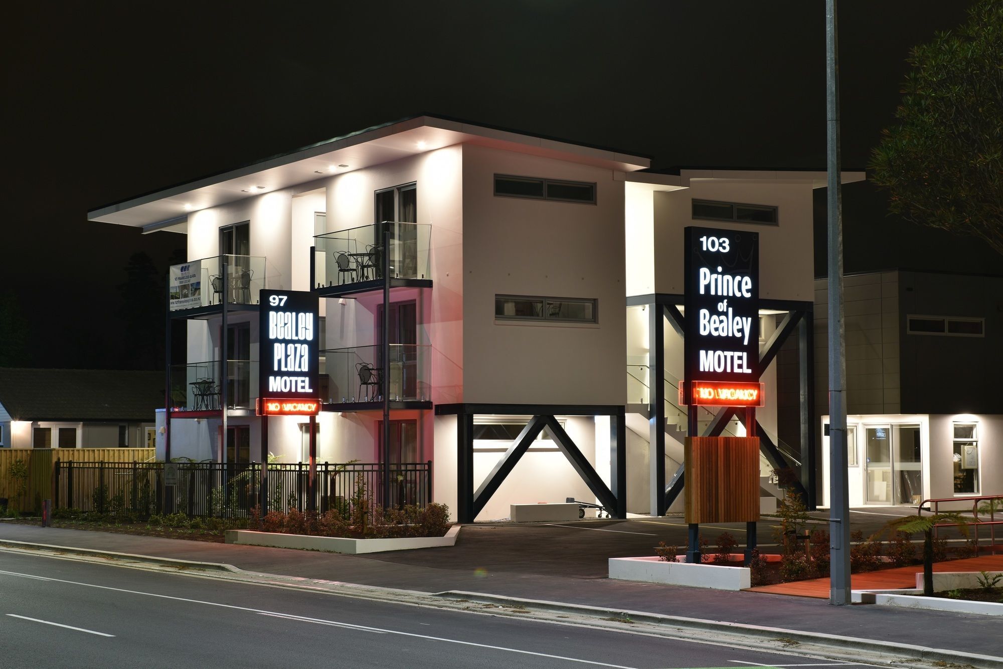 Bealey Plaza Motel Christchurch Exterior foto The motel at night