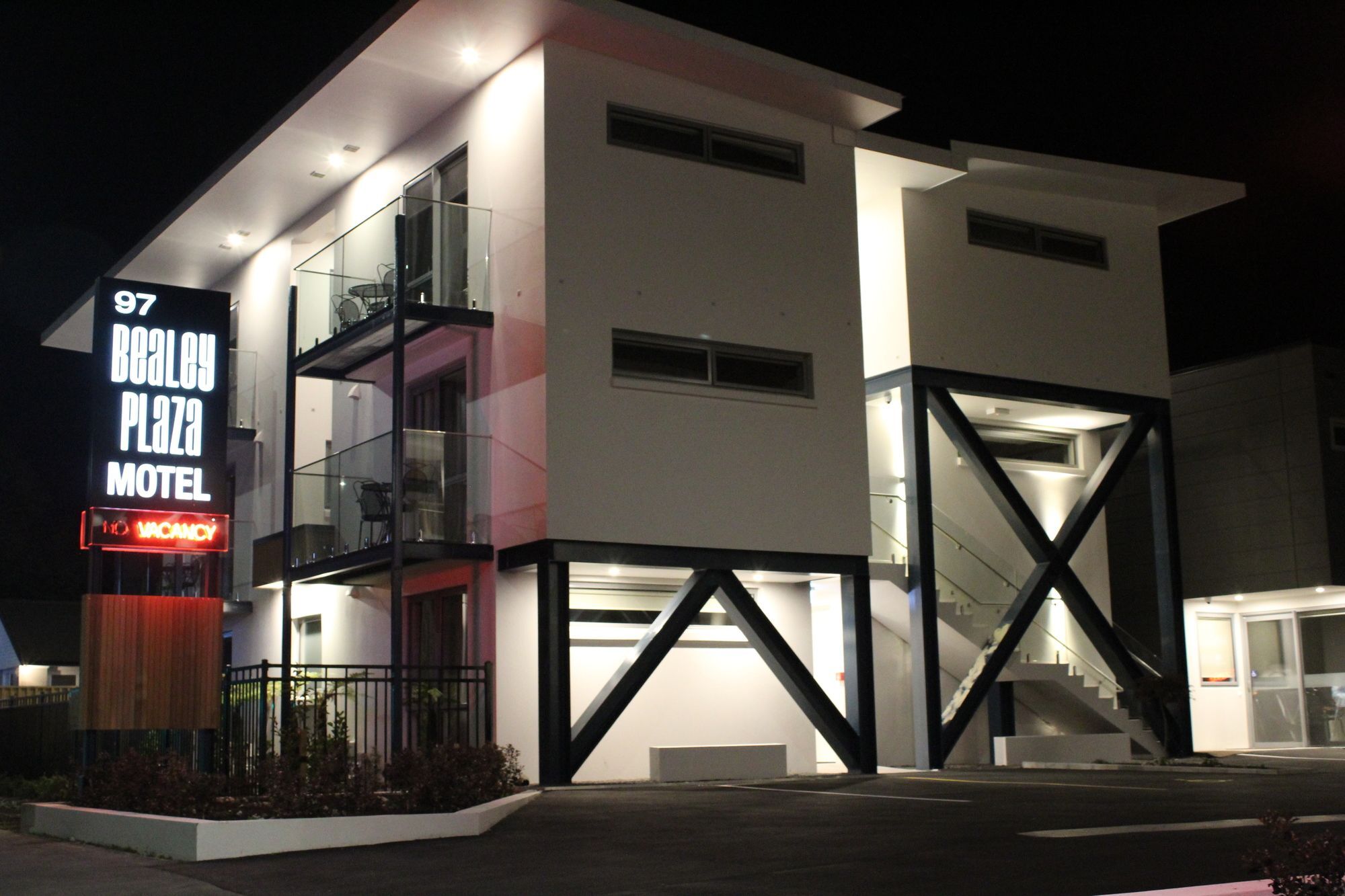Bealey Plaza Motel Christchurch Exterior foto The Beacon Plaza Motel at night