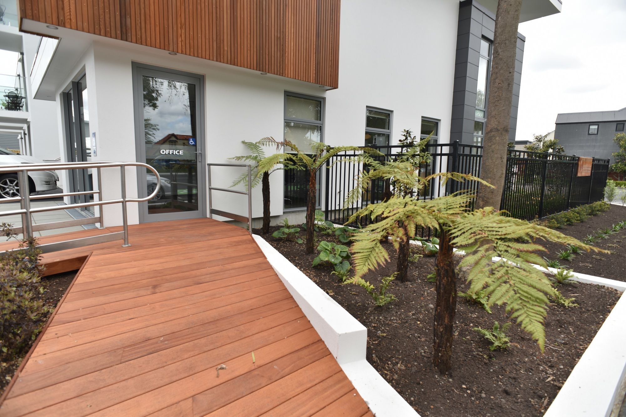 Bealey Plaza Motel Christchurch Exterior foto A house in Auckland, New Zealand, with a deck made of H3 treated radiata pine